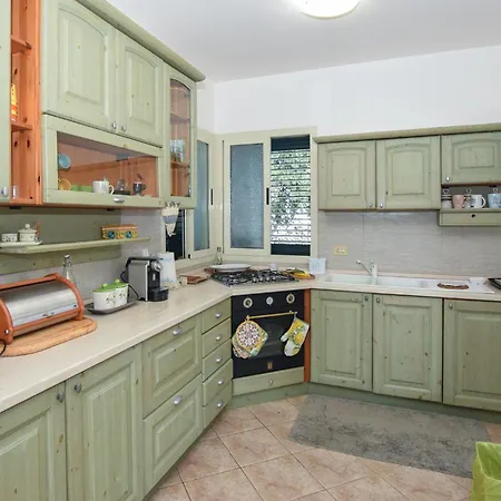 Holiday home Lovely In With Kitchenette